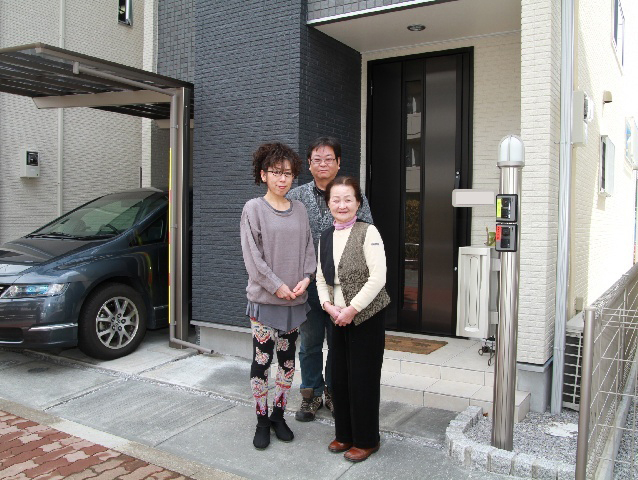 玄関の前にて。ご家族の皆様。