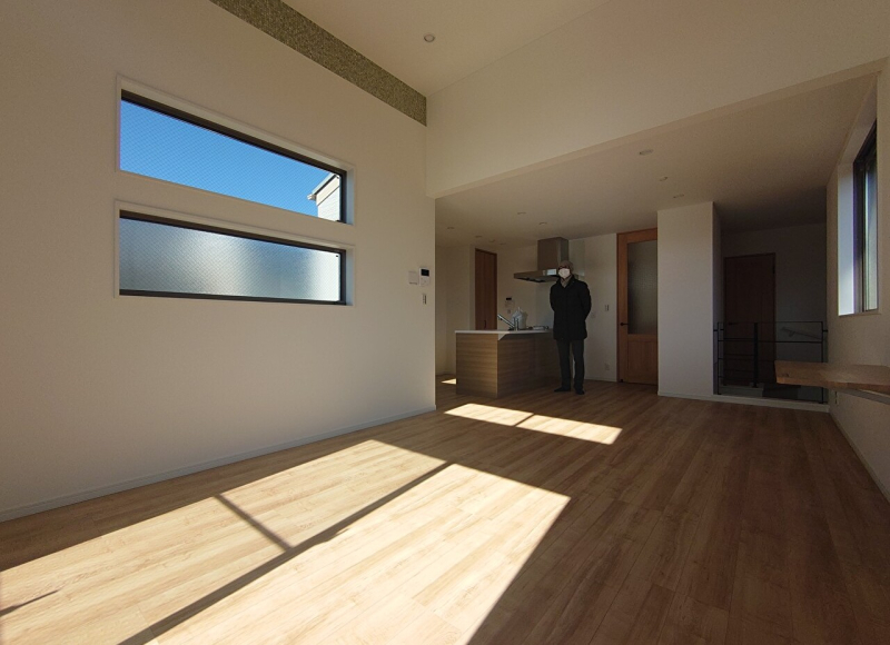 引渡時に室内で撮影しました。
陽当たりのいい家です。