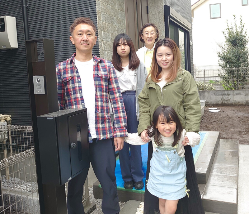 引渡日に家族写真1