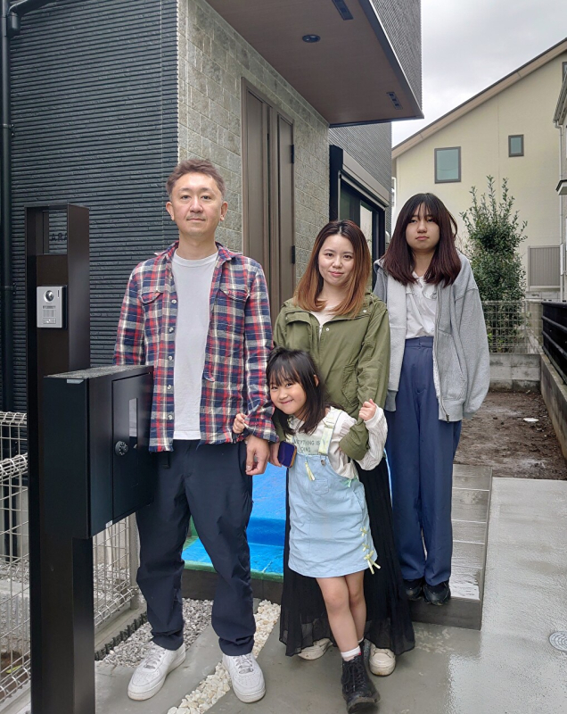 引渡日に家族写真2
