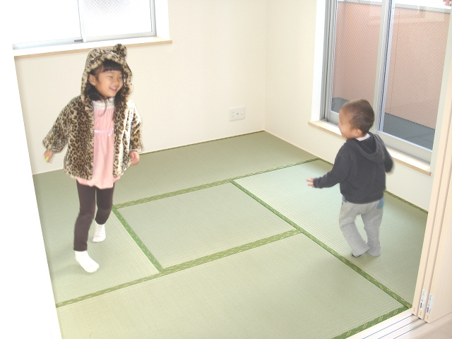 完成お披露目の際に、広いおうちのなかを、兄弟でずっと楽しそうに走り回ってたね！