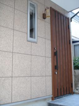 こちらも縦ラインを強調した、シンプルな玄関周りです。