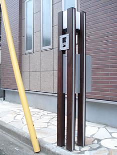 こだわって、オプション発注頂いたシャープな玄関ポスト。かっこよくて、トップの写真で私はなでてます（笑）。