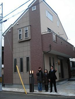 縦のラインを強調したシンプルでかっこいい外観です！奥様セレクトの優しい色合いも素敵です