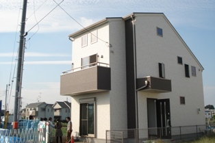 シンプルモダンな外観デザインで、2階LDKにはロフトも設計されました。