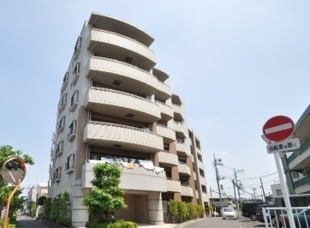 日当たりさんさんのマンションです。タイル張りでどっしり重厚感があります！
