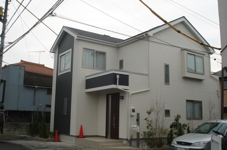 広いお敷地に、どっしりと鎮座する大きなお住まいです。