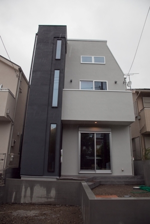 縦のﾗｲﾝがｼｬｰﾌﾟでかっこいいです！　撮影日はあいにくの雨でしたが、南道路整形地の日当たりさんさんのお住まいです！