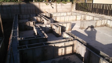 例の、基礎建築が始まった時の写真です（笑）。