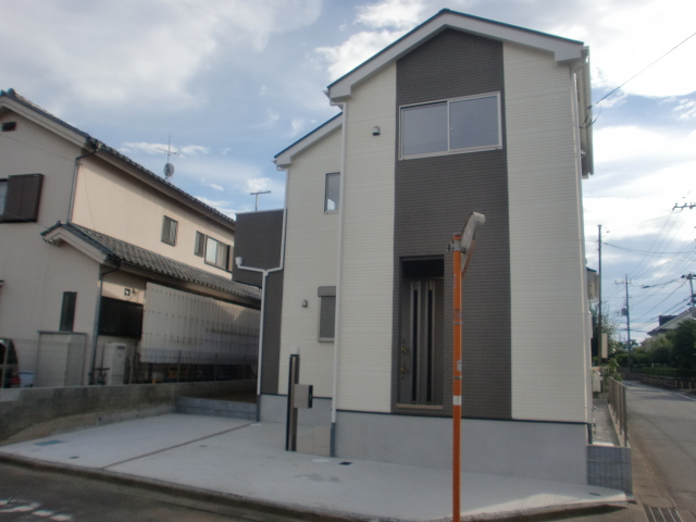 角地につき陽当り良好！！