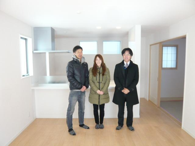 白基調のシンプルモダンな素敵な建物です。キッチン吊戸や、目隠し壁はなく、綺麗な見せるキッチンです！