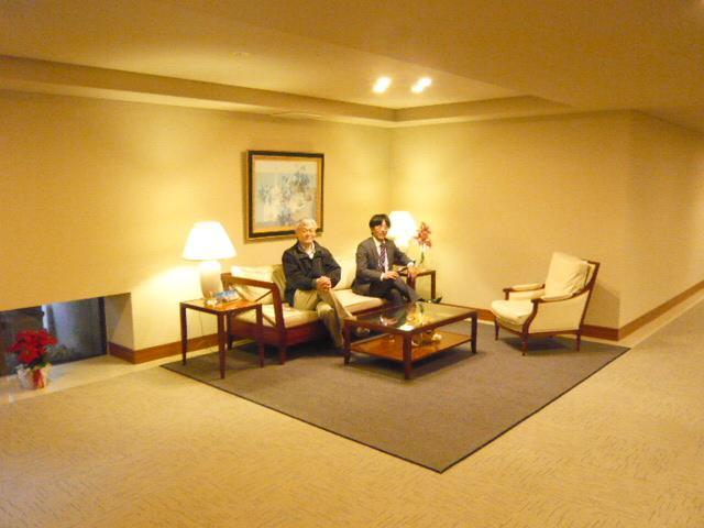 ご一緒に調子に乗って足を組んで深々と腰掛けました（笑）。