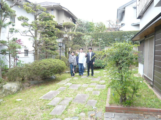 写真に入りきらないくらい広いお庭です！