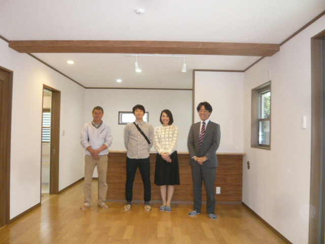 ご入居後に伺いましたら、家具もそろって、深緑と濃茶色を基調に、モデルルームの様に素敵にコーディネートされていました！現場監督さんも一緒に。