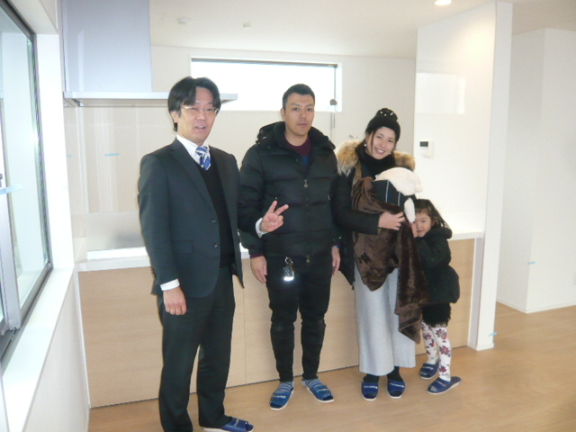 可愛いお嬢様は恥ずかしくてお母様に隠れてしまいました。