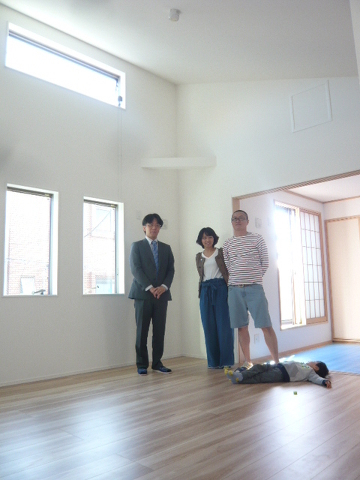 LDKはとても広いというか、巨大で、吹き抜け天井のため、まるでペンションのような贅沢空間でした！　お兄ちゃんが疲れてしまって（笑）。