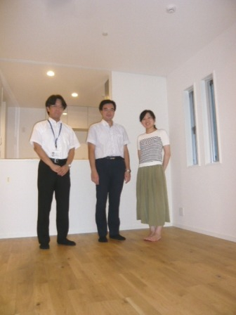 床材は表面が本物の木のため室内にほんのり木の香りが漂います！