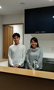 素敵な深いブルーのキッチン前にて！