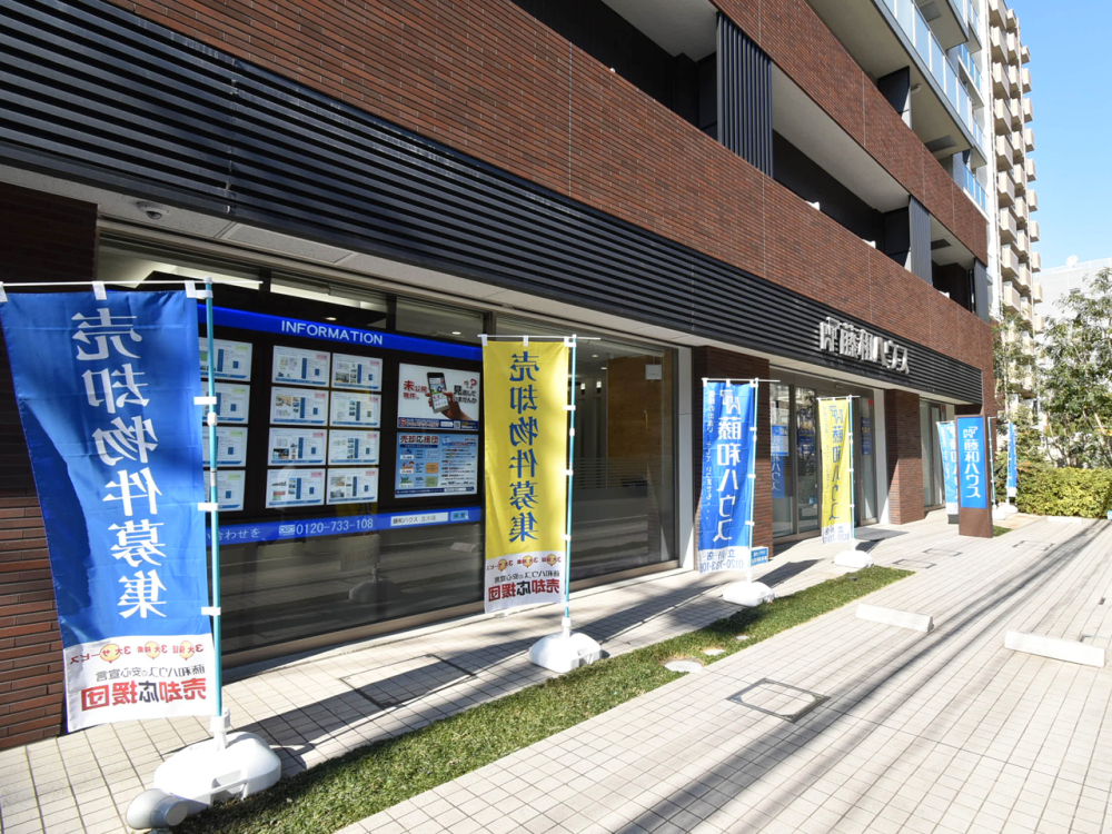 店舗前に駐車スペース2台ご用意しております。お車でご来店の際、ご利用くださいませ！