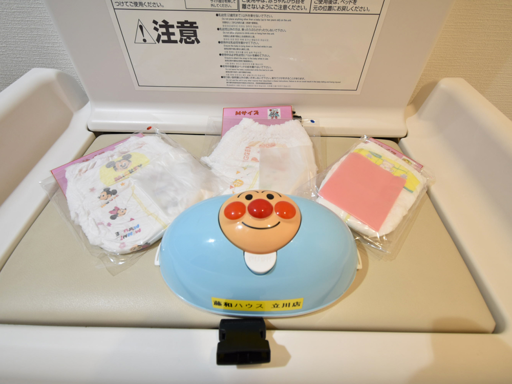 サイズ別にオムツ替え・おしりふきをご用意しております！ご自由にお使いください！