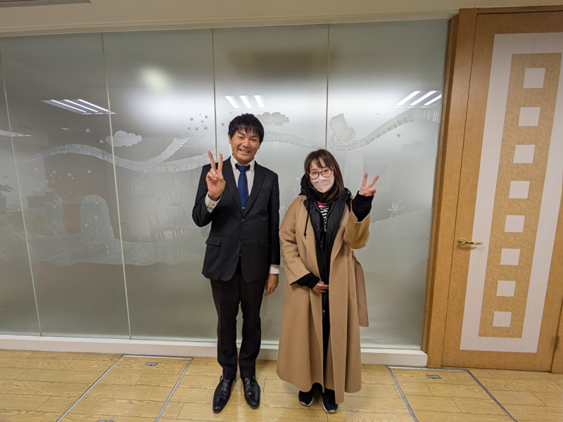 ピースサインで