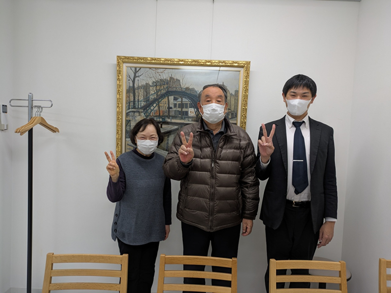 ピースサインで