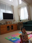 吹き抜けのある明るいリビング