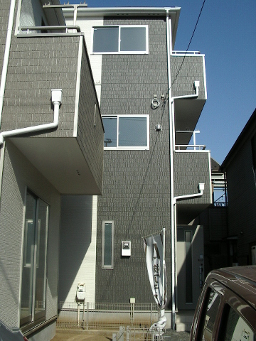 3階建ての新築住宅。