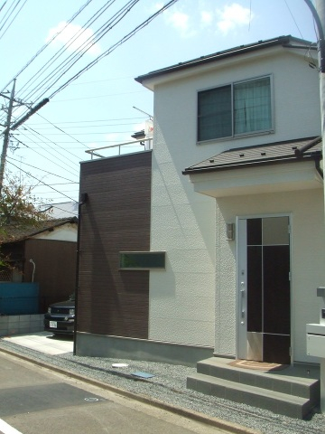 お洒落な外観。バルコニーも広々ですね。