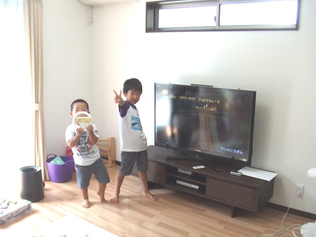 大きな画面のゲームでピース(笑)。よかったね。