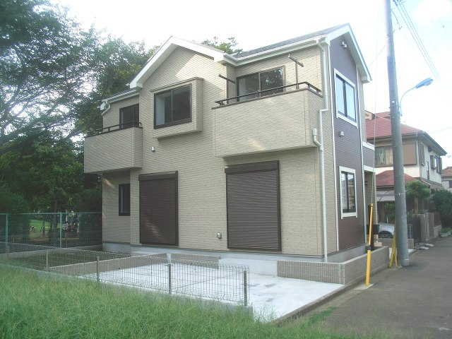 南側から撮影、迫力のある建物です!!　公園に隣接しています。