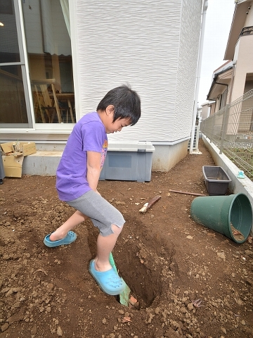 穴掘りに夢中！ちなみにこの日はとても寒い日でした。