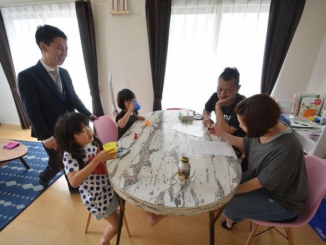お客様ご記入風景です。