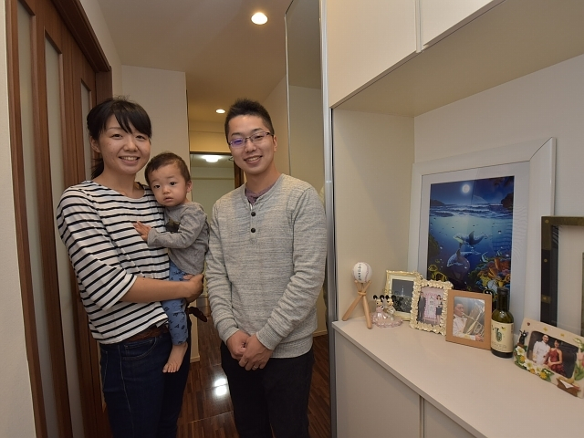 玄関内にて。お子様が寝起きの状態でした。