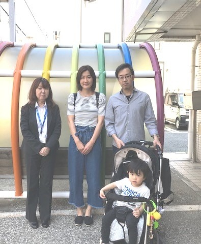 事務所の前、幼稚園バスの停留所にもなっています。