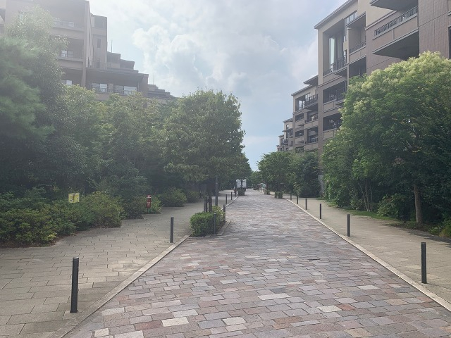 緑の豊富な低層マンションです。