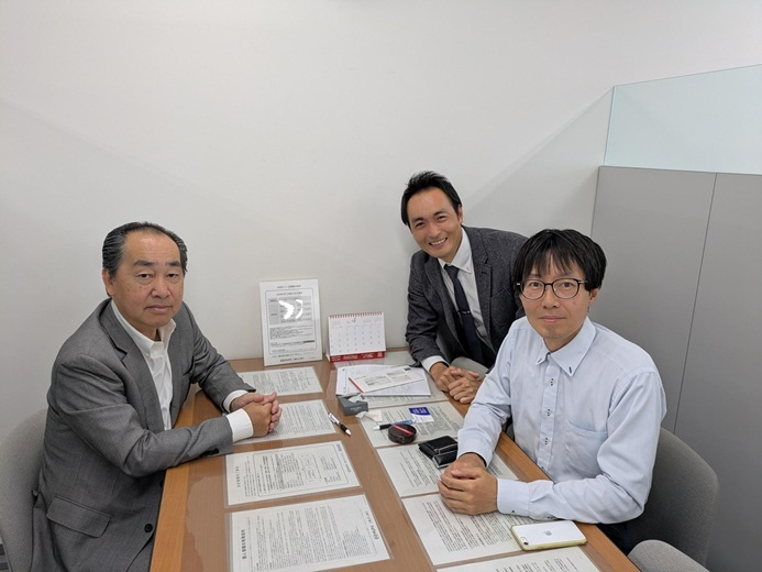 ☆売主さん、W様と。撮影は司法書士の先生という珍しい構図☆