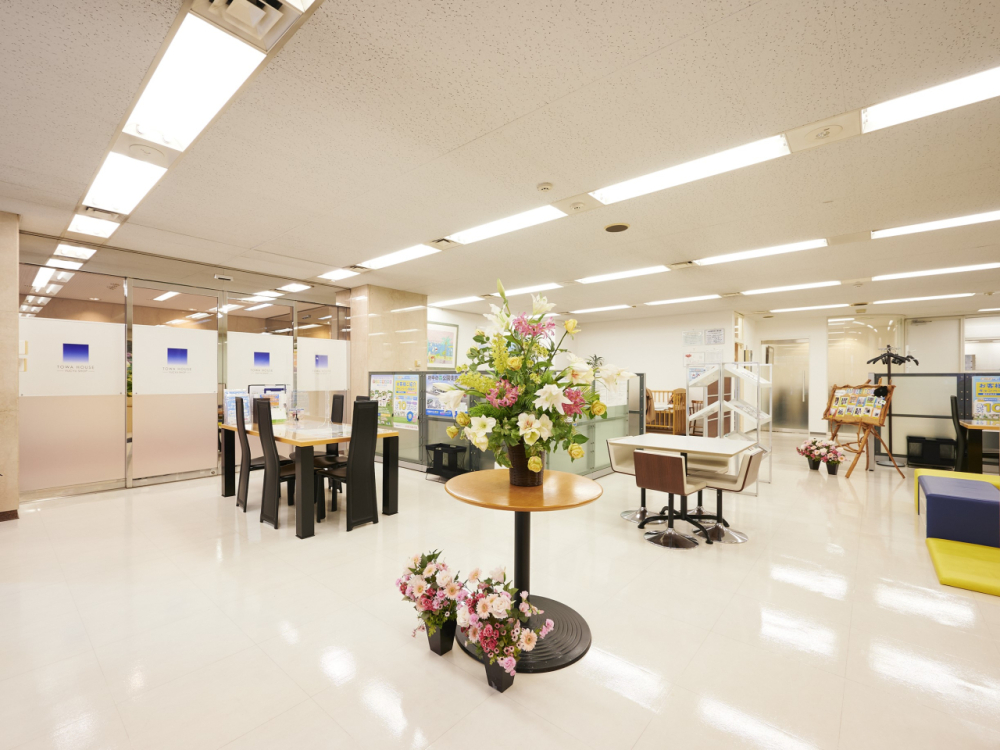 広々とした開放的なフロアが魅力の府中店。お客様が快適にお打ち合わせできるようにしております！