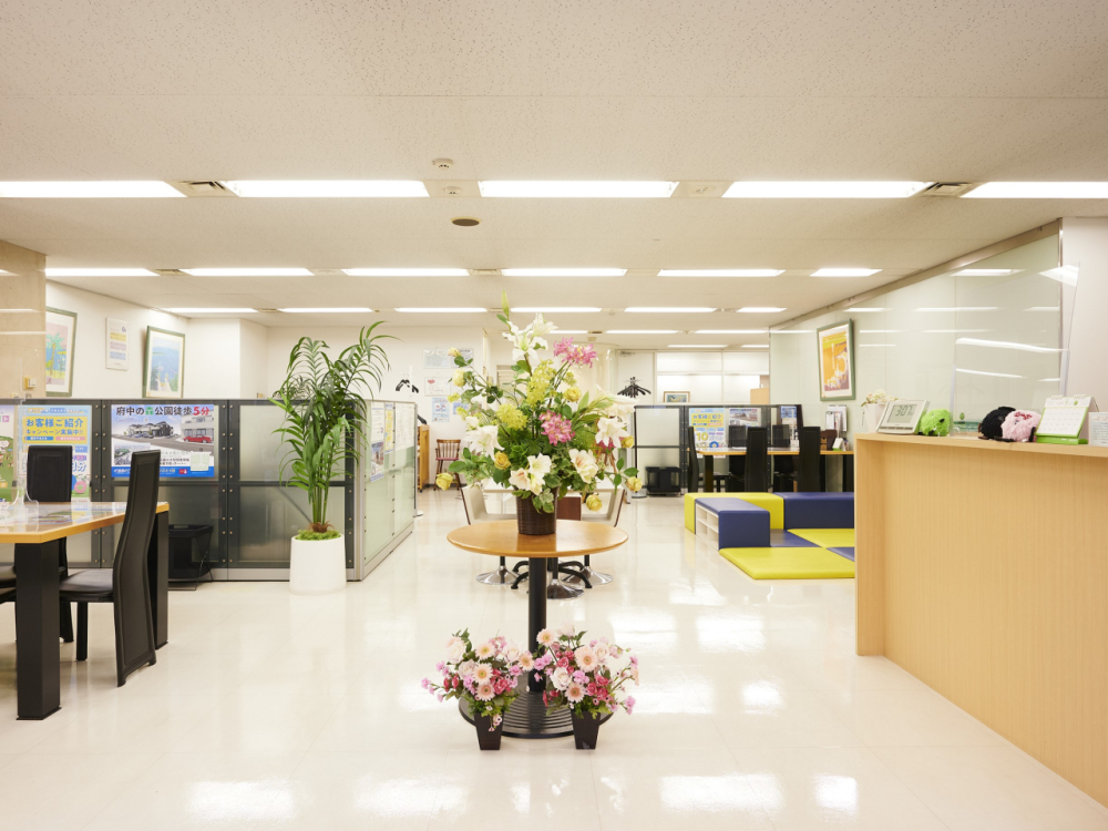 広々とした店内は、お打ち合わせスペースも1テーブルごとにゆったりとした空間を設けております。