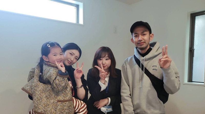 新居の中でピース✌