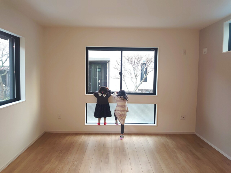 お二人で窓からの景色を眺めていました(*^^*)