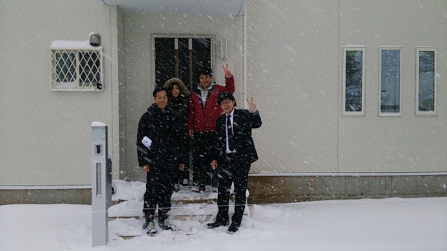 吹雪いていましたが、玄関先でご協力頂きました（寒）