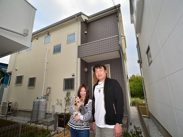 新居の玄関前でパシャリ
