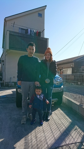 新居をバックにご家族3人で