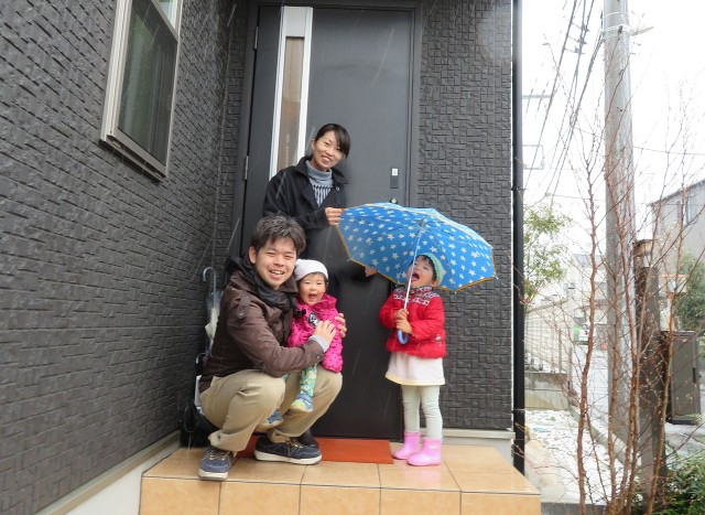 玄関前でご家族だけのショット