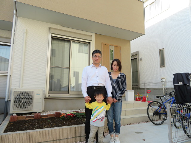 新居の前でご家族で撮影。