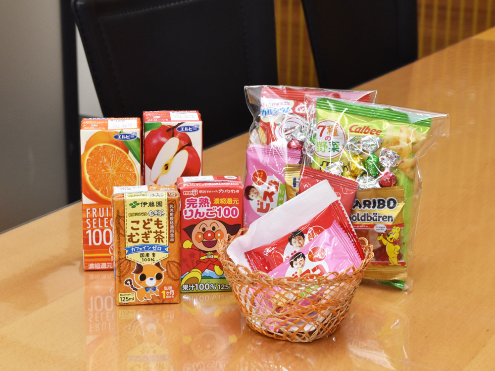 お子さま用のお菓子やお飲み物をご用意しております！