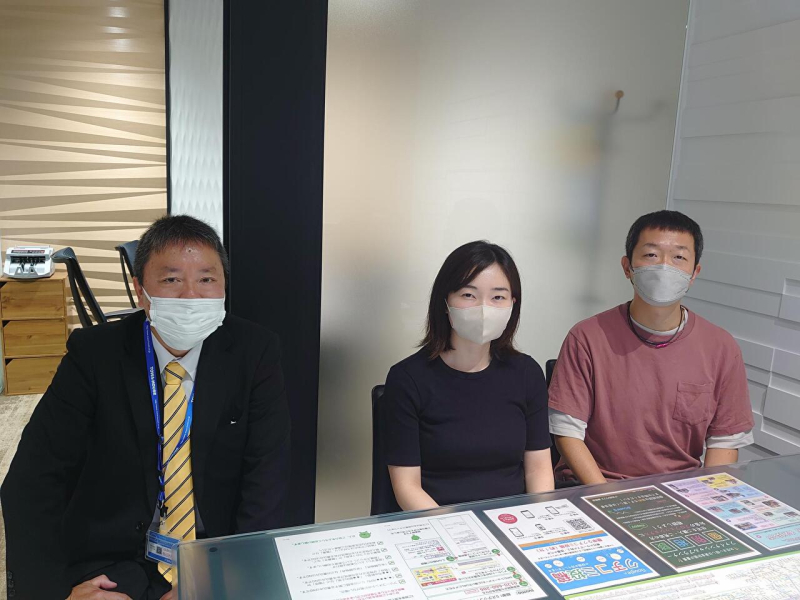 Ｙ様ご夫婦と担当営業　藤和ハウス田無店にて撮影