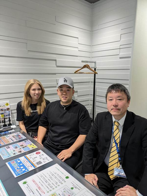 Ｋ様ご夫婦と担当営業　藤和ハウス田無店にて撮影　