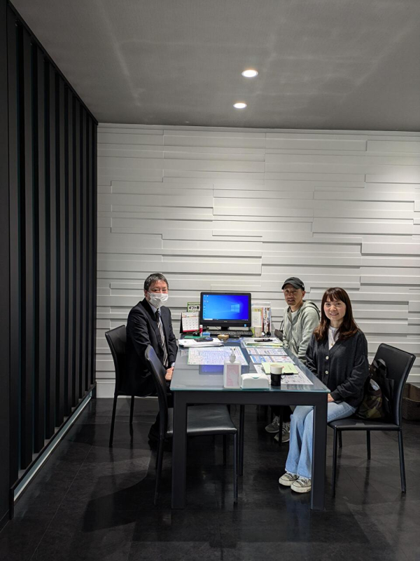 S様ご夫婦と担当営業　藤和ハウス田無店にて撮影